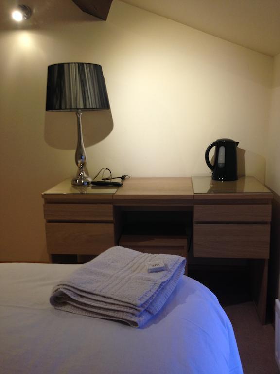 Lower Turks Head Hotel Manchester Room photo