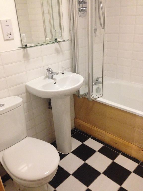 Lower Turks Head Hotel Manchester Room photo